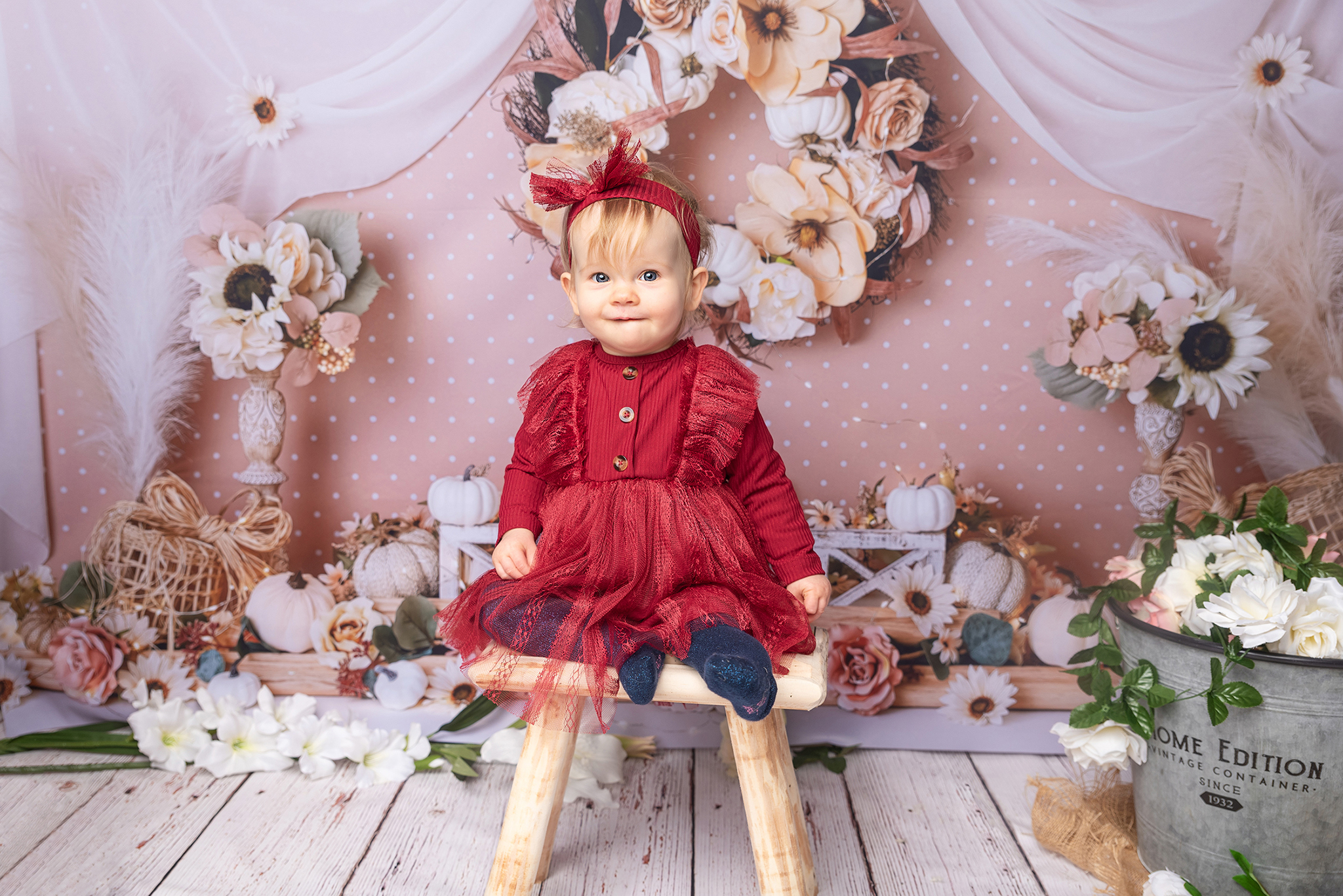 Séance photo bébé assis Nantes robe fille rose rire