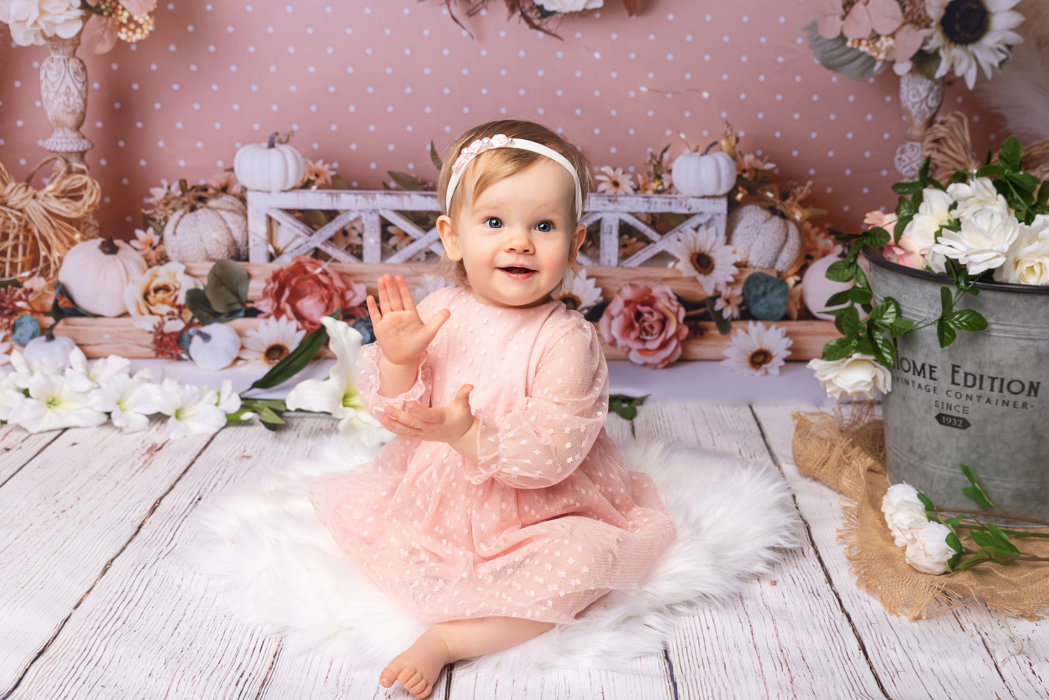 Séance photo bébé assis Nantes robe fille rose rire