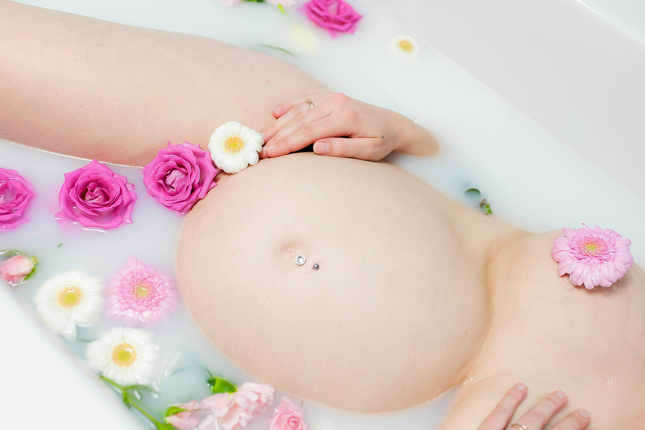 Photographe femme enceinte grossesse bain de lait ventre rond Nantes