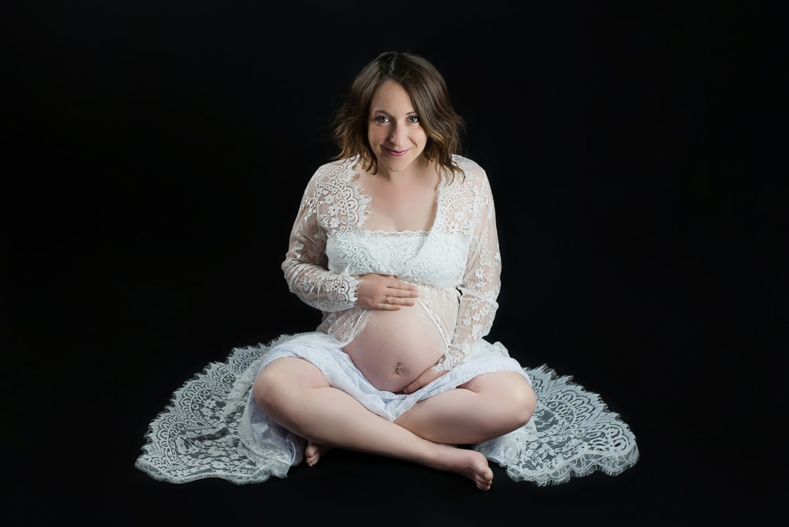 Photographie grossesse ventre rond studio Nantes