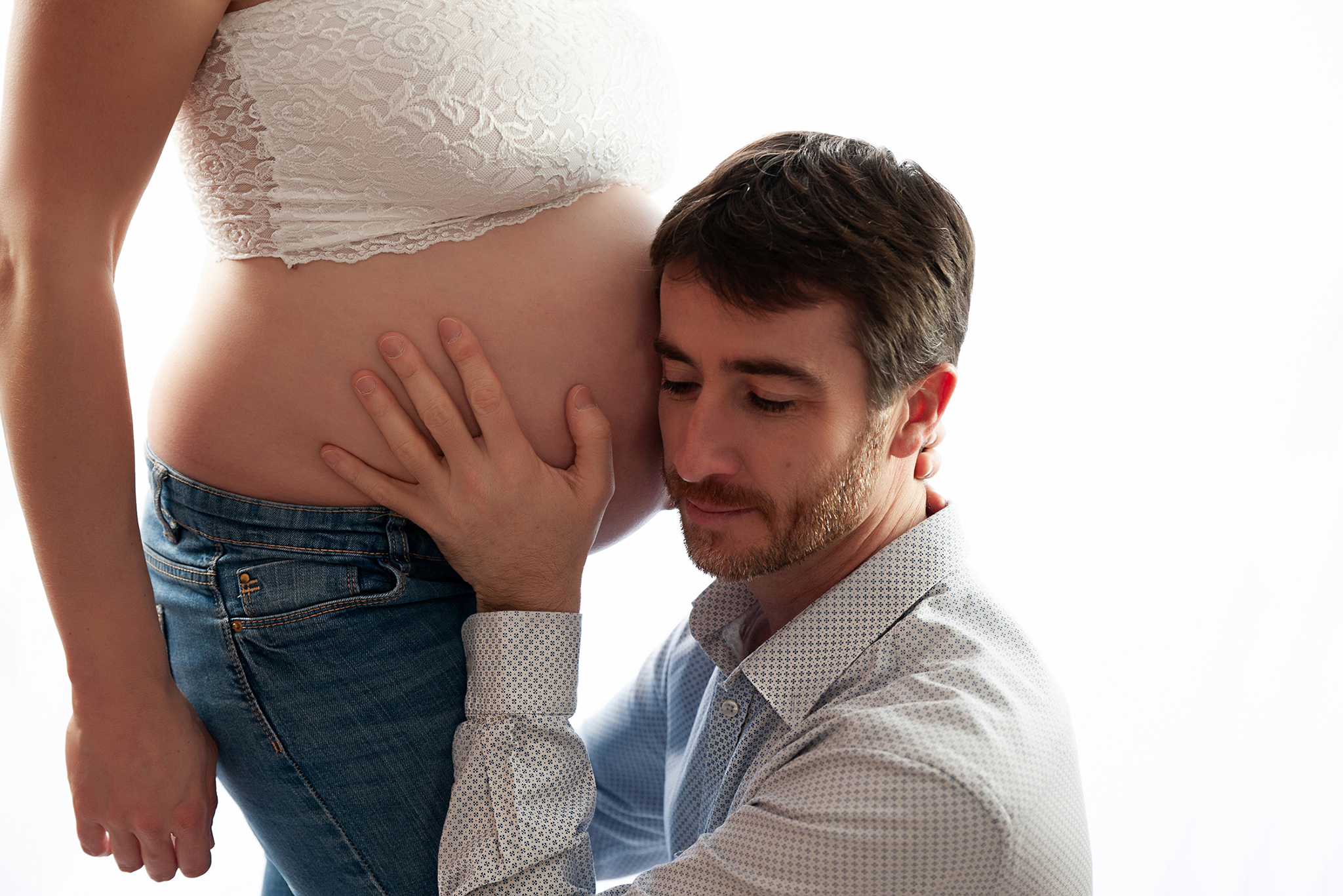 Photographe grossesse ventre rond famille Nantes papa maman