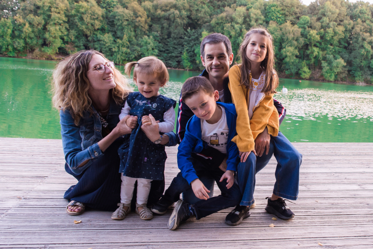 Séance photo famille lifestyle en extérieur