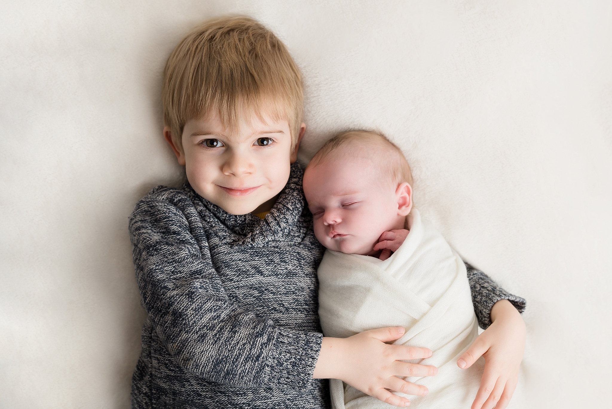 Séance photo naissance bébé et super grand frère prés de Nantes