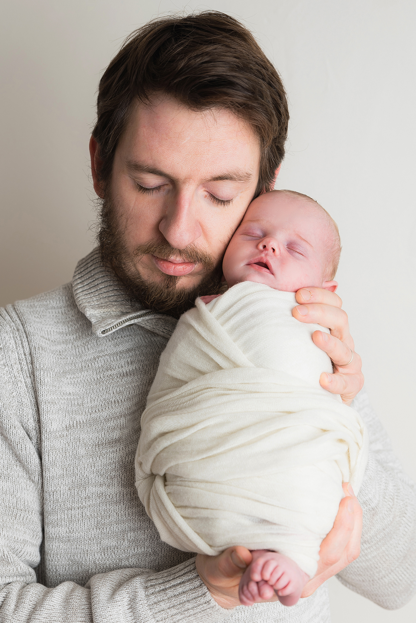 Séance photo naissance bébé et papa prés de Nantes
