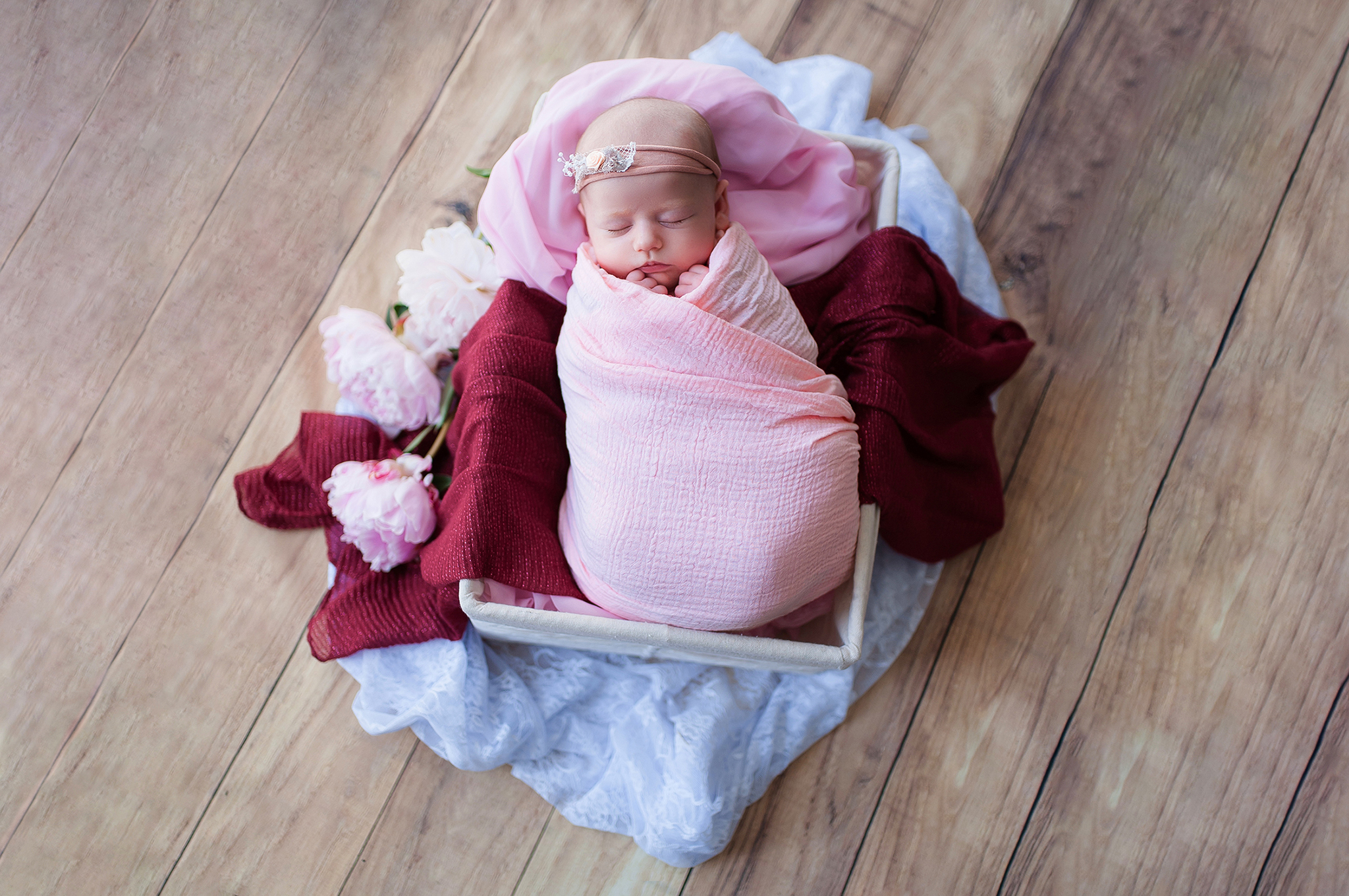 Séance photo naissance bébé fille fleurs rose prés de Nantes