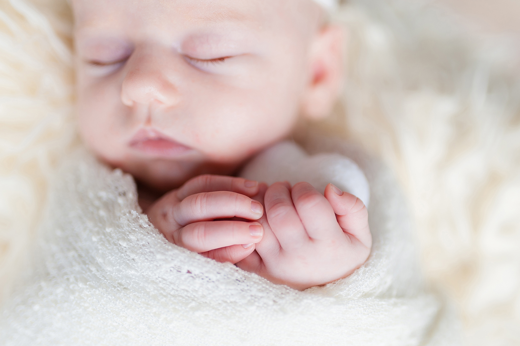 Séance photo naissance bébé détail des mains prés de Nantes