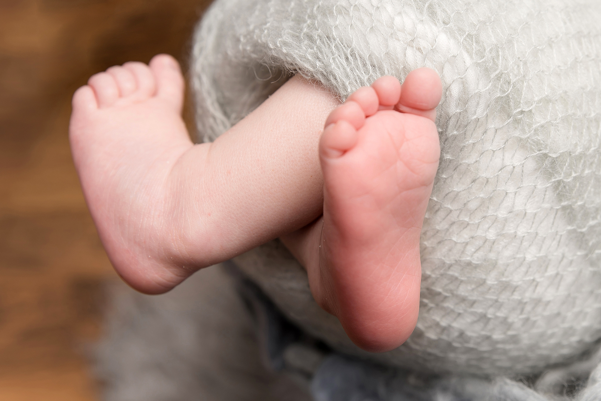 Séance photo naissance bébé détails des pieds prés de Nantes