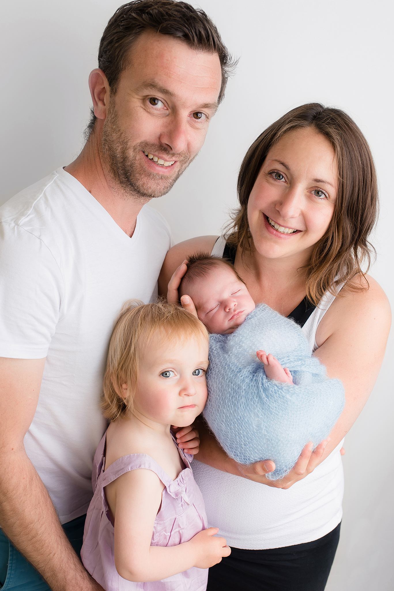 Séance photo naissance bébé parents et grande sœur prés de Nantes