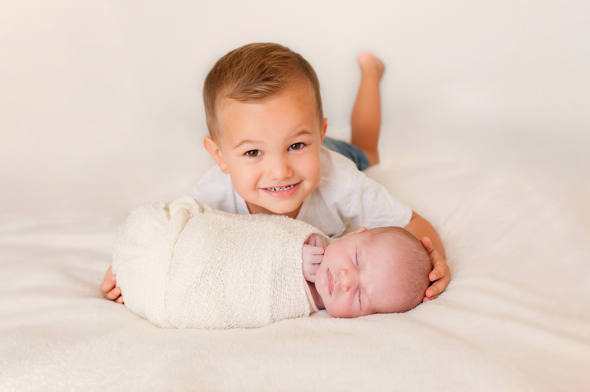 Séance photo naissance bébé garçon et grand frère prés de Nantes