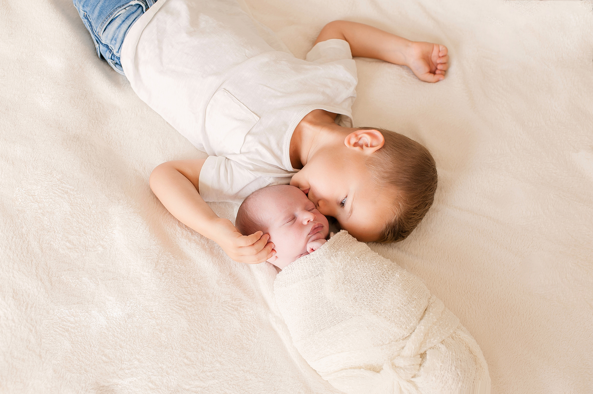 Séance photo naissance bébé garçon et grand frère prés de Nantes