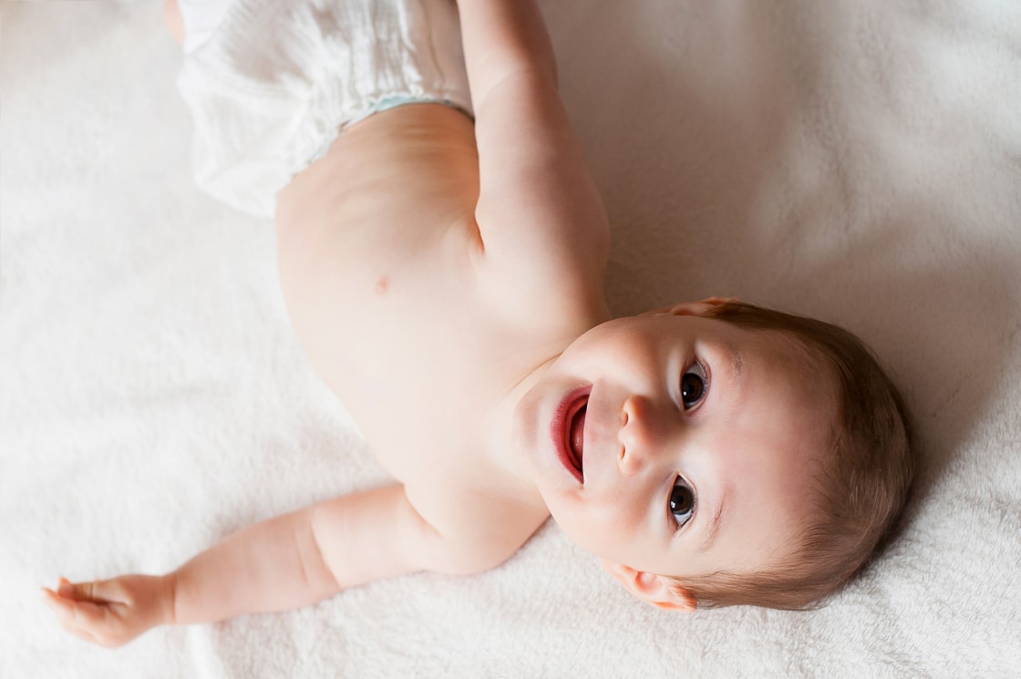 Photo bébé naissance sourire nouveau né à Nantes