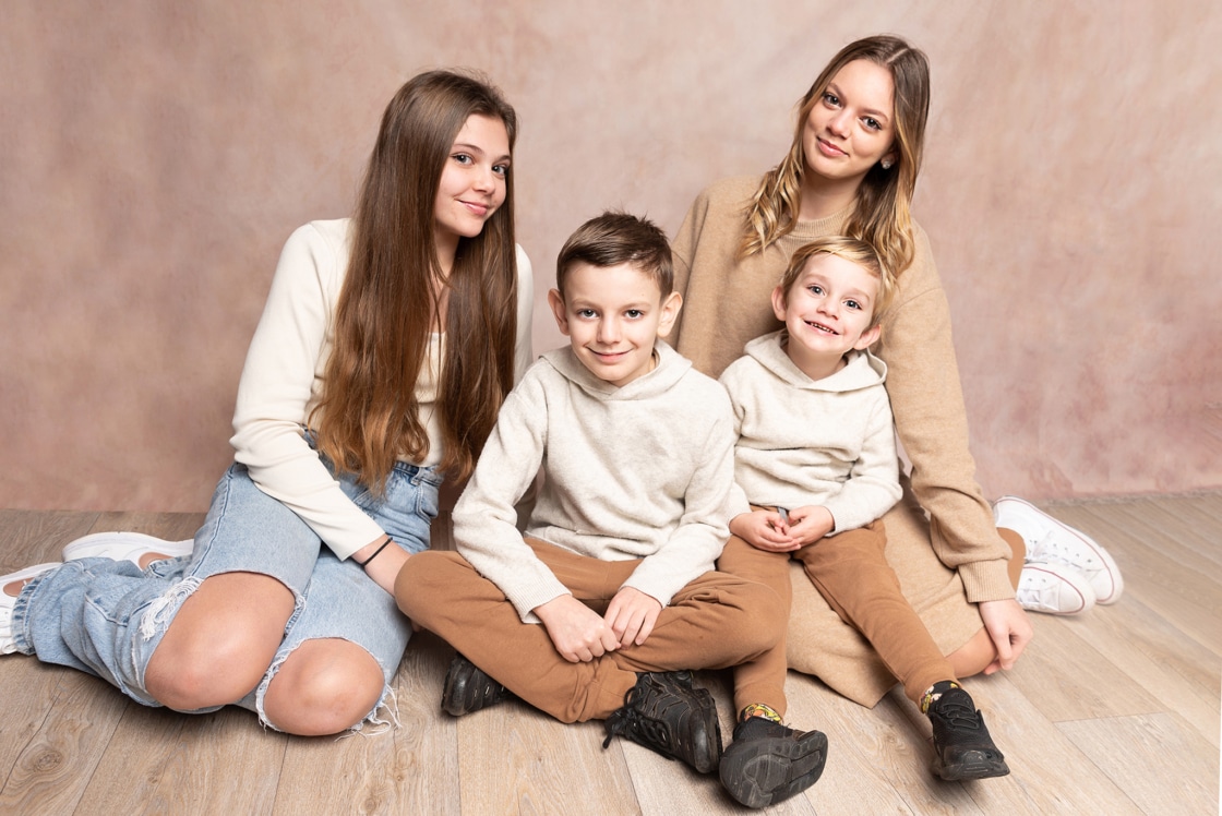 Photographe famille enfants sourire studio à Nantes