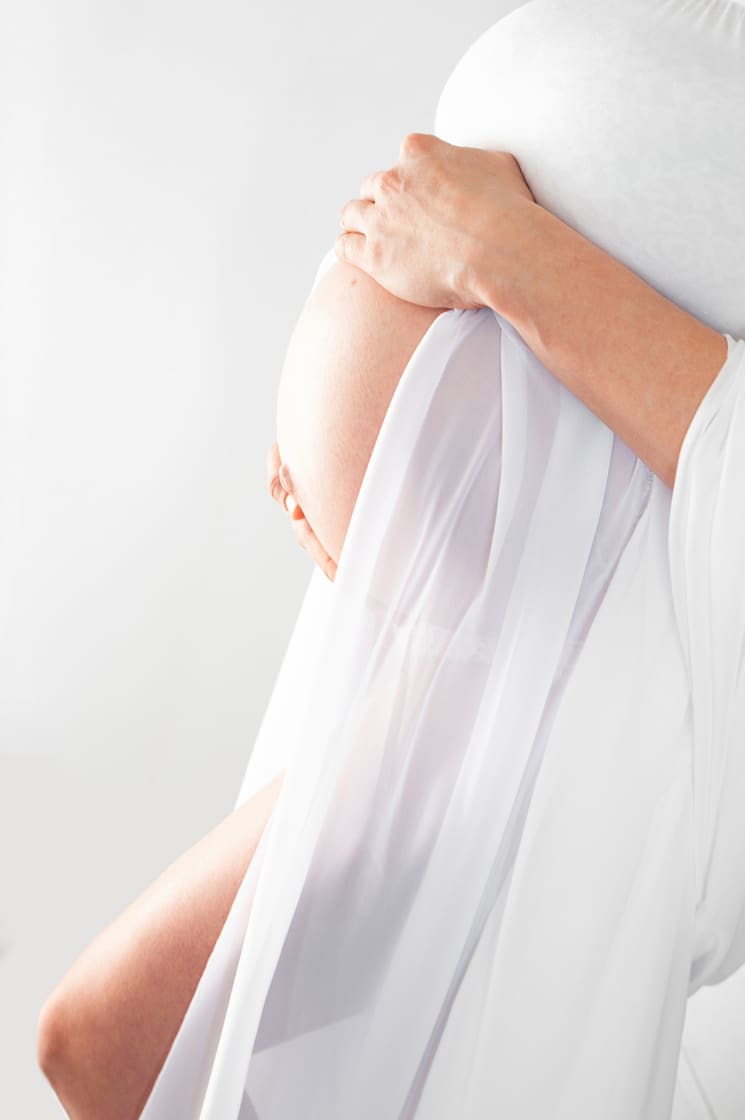 Photo grossesse ventre rond femme enceinte tenue à Rennes