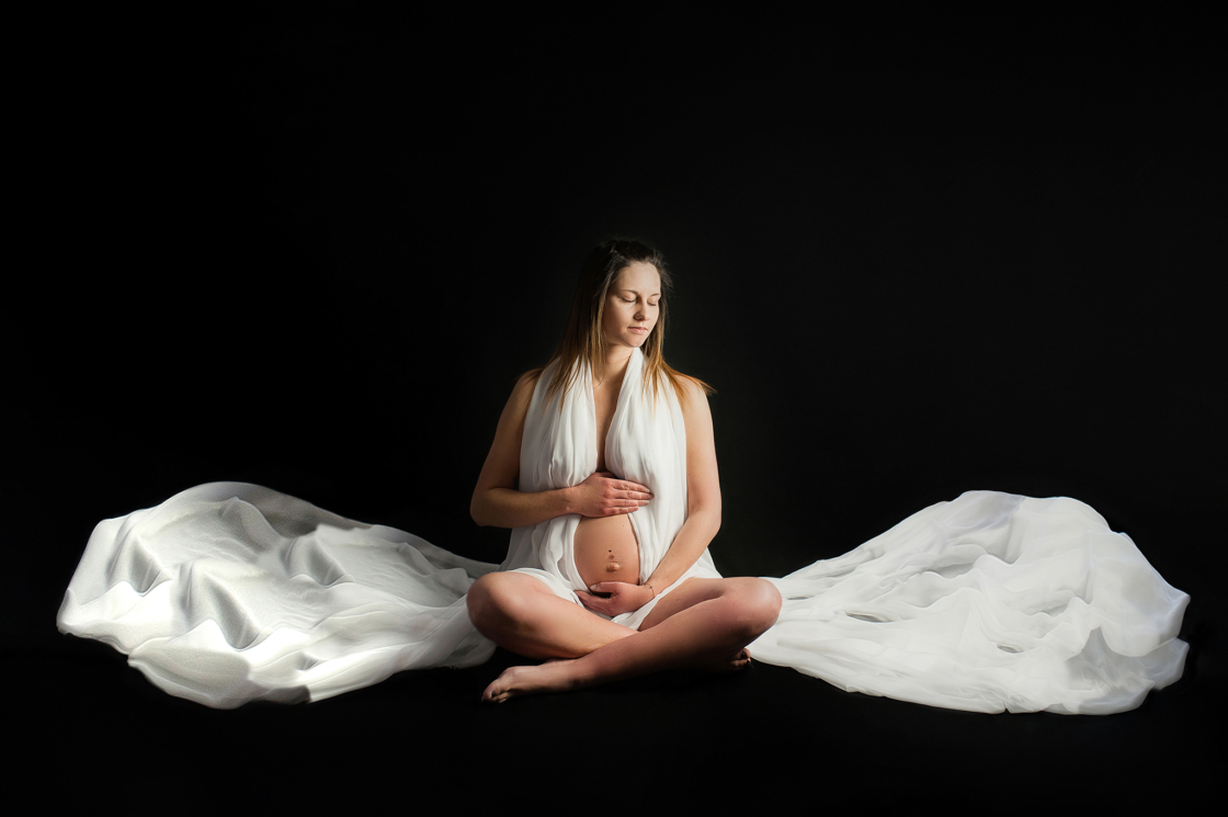 Photographe grossesse ventre rond studio voile femme enceinte à Nozay